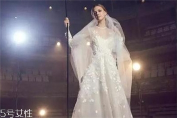 婚紗什么顏色好？婚紗買哪種顏色好？