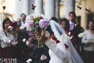 婚紗上面的機(jī)油怎么洗？婚紗沾上機(jī)油用什么洗？