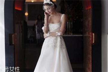 婚紗里面穿什么內(nèi)衣？婚紗里面怎么穿內(nèi)衣？