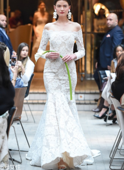 婚紗里面有胸墊嗎？婚紗是自帶胸墊嗎？