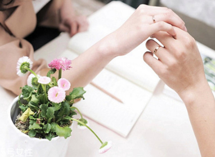 婚戒可以戴中指嗎？婚戒能戴在中指上嗎？