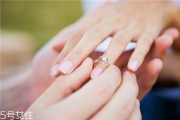 婚戒可以戴中指嗎？婚戒能戴在中指上嗎？