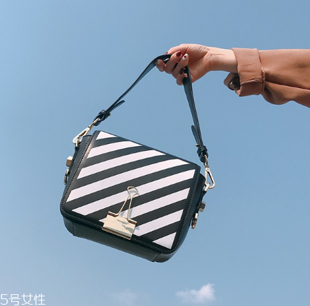微胖女生背什么包包？微胖女生適合什么包包？