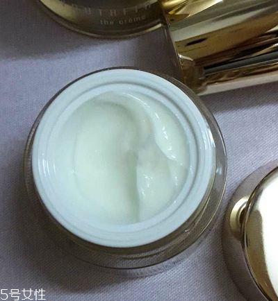 眼霜晚上用好還是白天用好？眼霜最佳使用時(shí)間