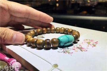 沉香手串怎么盤玩？沉香手串盤玩技巧