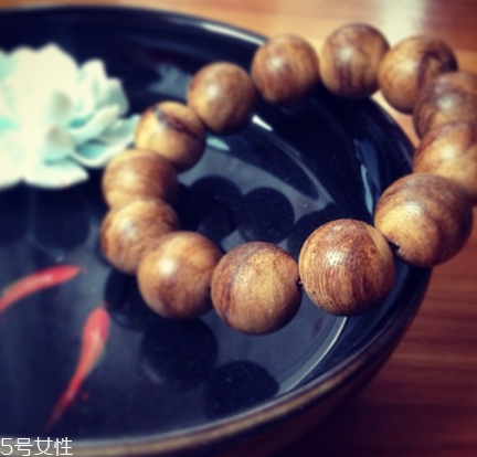 沉香手串可以用水洗嗎？沉香手串能沾水嗎？