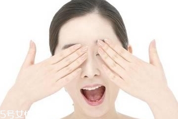 眼霜里的小勺怎么用？眼霜里的勺子如何使用