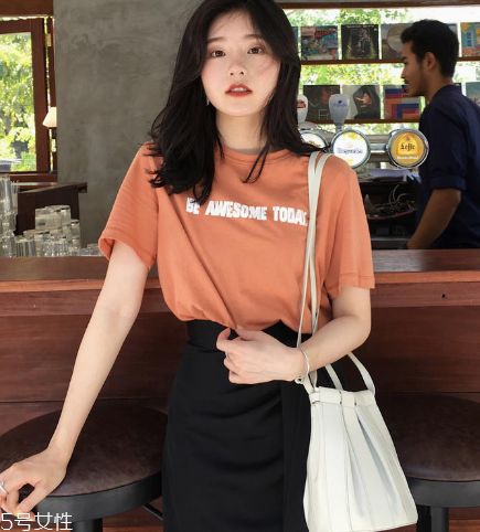 女生穿什么短袖好看？女生適合穿什么短袖？