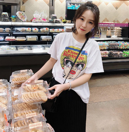 女生穿什么短袖好看？女生適合穿什么短袖？