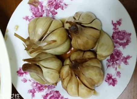 腌蒜變綠可以吃嗎？腌制的大蒜綠了能吃嗎？