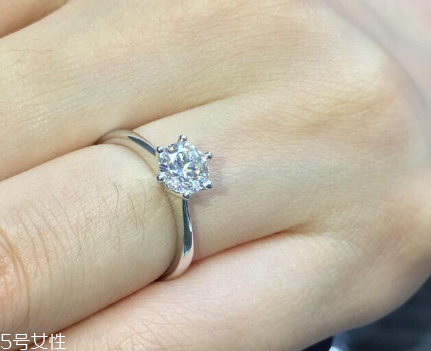 鉆戒是訂婚買還是結(jié)婚買？鉆戒訂婚就要買嗎？