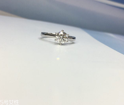 鉆戒是訂婚買還是結(jié)婚買？鉆戒訂婚就要買嗎？