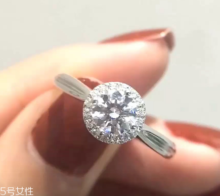 鉆戒是定制還是成品好？鉆戒買定制的還是買成品？