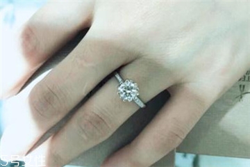 鉆戒是定制還是成品好？鉆戒買定制的還是買成品？