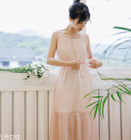 夏天穿什么顏色連衣裙好？夏天適合什么顏色連衣裙？