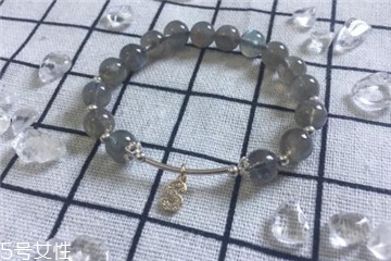 月光石是水晶嗎？月光石和水晶是一種嗎？