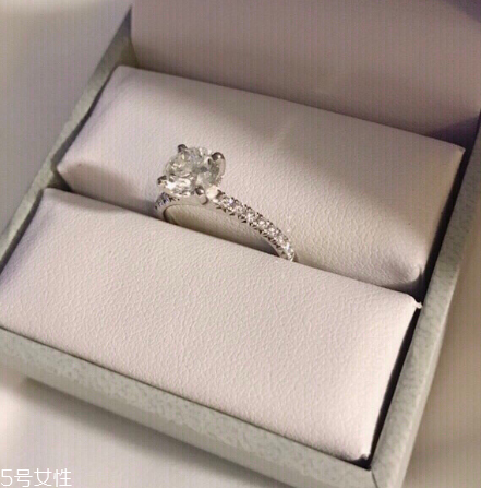 鉆戒和婚戒怎么一起戴？鉆戒和婚戒怎么同時戴？