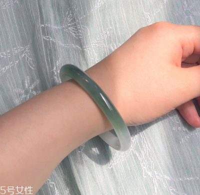 手鐲可以讓別人摸嗎？手鐲被別人摸了有影響嗎？