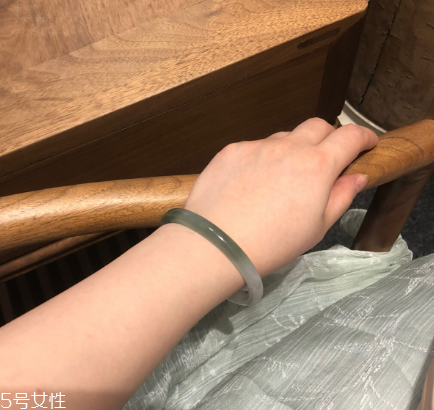 手鐲可以讓別人摸嗎？手鐲被別人摸了有影響嗎？