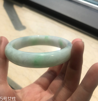 手鐲有裂紋還值錢嗎？手鐲有裂紋影響價(jià)格嗎？
