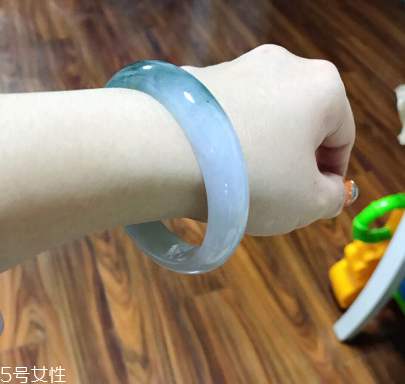 手鐲有裂紋還值錢嗎？手鐲有裂紋影響價(jià)格嗎？