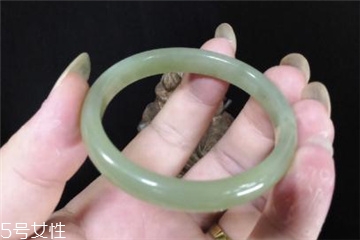 手鐲有裂紋還值錢嗎？手鐲有裂紋影響價(jià)格嗎？