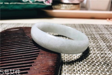 手鐲是玉的好還是翡翠的好？手鐲買玉的還是翡翠的？