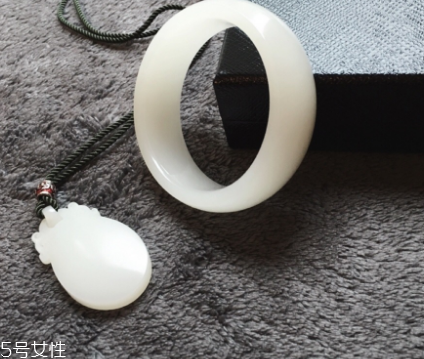 手鐲是圓的好還是扁的好？手鐲買圓的還是扁的？