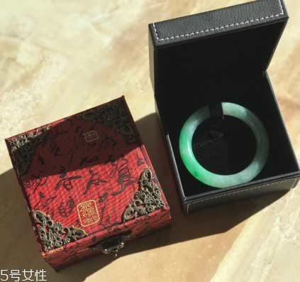 手鐲什么顏色好看？手鐲買哪種顏色好？