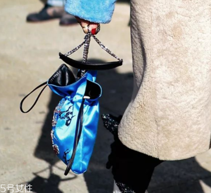 今年流行什么水桶包？水桶包流行什么款式？
