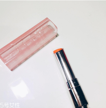 唇膏用完里邊怎么打開？唇膏剩一截怎么挖出來？