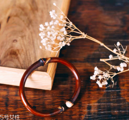 雞血藤手鐲一般多少錢？雞血藤手鐲市場(chǎng)價(jià)格