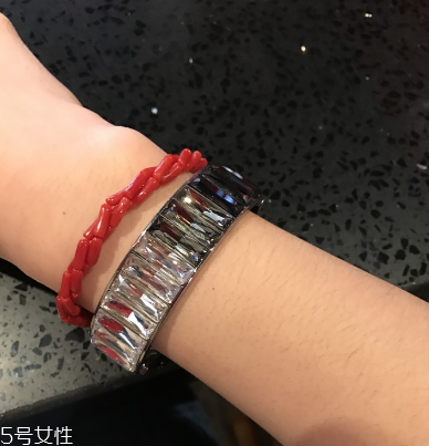紅珊瑚手鏈真假鑒別 怎樣辨別紅珊瑚手鏈的真假？