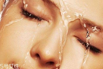 化妝水是什么？化妝水是什么時候用的？