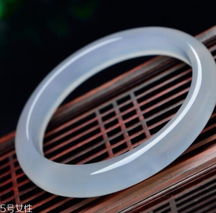 玉髓手鐲一般多少錢(qián)？玉髓手鐲市場(chǎng)價(jià)格
