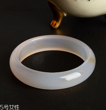 玉髓手鐲戴哪只手？玉髓手鐲戴左手還是右手？