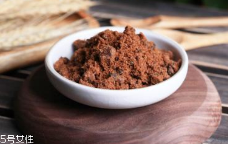 紅糖面膜用什么水稀釋？紅糖面膜用熱水還是冷水泡？