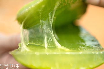 蘆薈水可以當(dāng)爽膚水用嗎？