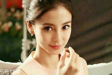 染發(fā)會(huì)使頭發(fā)變白嗎？頭發(fā)變白不是染發(fā)的鍋