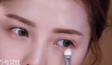 下眼影顯臟怎么辦？下眼影怎么畫(huà)不突兀？