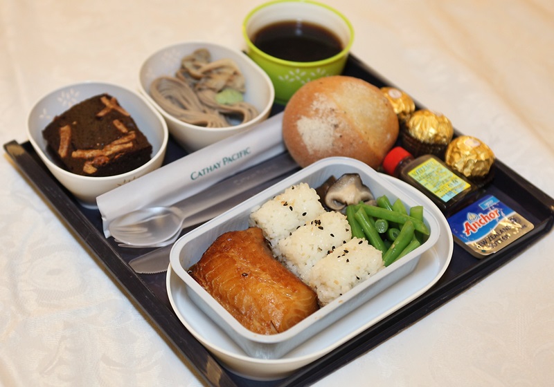 飛機(jī)餐是免費的嗎 解析飛機(jī)上的食物能吃嗎