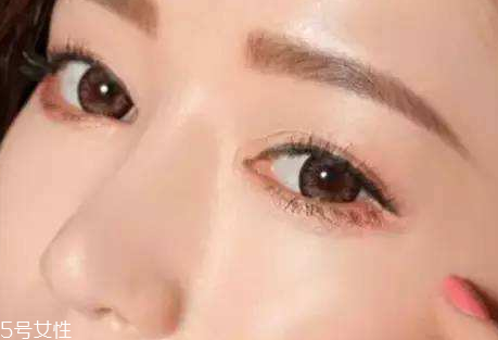 美瞳線(xiàn)會(huì)變藍(lán)色嗎 一般不會(huì)