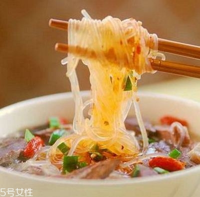 鴨血粉絲湯的營(yíng)養(yǎng)成分有很多種