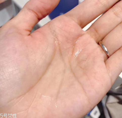 爛臉?biāo)鞘裁匆馑?爛臉?biāo)莒疃挥?/h1>

時間：2018-07-19 15:10:37 編輯：本站整理 3102
分享至：



 c_4(); 
我們對護(hù)膚很重視，沒有丑女人只有懶女人，因此我們小仙女對這張臉是用盡了心思，也發(fā)明了許多種網(wǎng)絡(luò)術(shù)語，比如前男友面膜，就是護(hù)膚效果好到讓前男友后悔的面膜，下面5號網(wǎng)小編帶大家來看一下爛臉?biāo)鞘裁匆馑迹?/p>爛臉?biāo)鞘裁匆馑?/h3>是一種化妝水，爛臉?biāo)侵改苷葼€臉的化妝水，被稱為爛臉?biāo)乃?，爛臉一用就好了！而不是用了會爛臉的水哦，就像前男友面膜，字面上理解也許會認(rèn)為是相當(dāng)于前男友的面膜，對之恨之入骨的面膜，其實真實意思與之相反，是指護(hù)膚效果好到讓前男友后悔的面膜，是不是挺繞圈子的，網(wǎng)絡(luò)語言就是這樣，一個縮寫的背后蘊含的意義不是字面能理解的。說回爛臉?biāo)?，大名鼎鼎的爛臉?biāo)褪菒傇婏L(fēng)吟的菌菇水了，爛臉?biāo)部梢苑Q為維穩(wěn)水，就是讓肌膚恢復(fù)穩(wěn)定，讓肌膚的不平衡狀態(tài)得到恢復(fù)的水，比如冒痘痘、出油、閉口、干燥等等，就是感覺臉快要爛掉的一切肌膚問題。爛臉?biāo)莒疃挥?/h3>不一定，爛臉?biāo)膩碓词菒傇婏L(fēng)吟的菌菇水，菌菇柔膚水具有強(qiáng)化肌膚自愈力的功效，可以消除肌膚發(fā)炎現(xiàn)象的同時，還可以改善毛孔、泛紅、敏感、干燥、粗糙等肌膚問題，由于采用靈芝、冬蟲夏草、沙棘果的有效成分，可以舒緩肌膚水潤、修復(fù)肌膚，是痘痘肌、敏感肌、毛孔粗大的必備單品。菌菇水介紹它是痘皮爛臉過敏發(fā)紅去閉口粉刺神器，即使是用來濕敷，當(dāng)中含有淡淡的中藥味聞著就很安心！它的成分不僅具有鎮(zhèn)靜舒緩的作用，其實，對于痘肌膚質(zhì)的人來說，用這瓶柔膚水，用了一段時間以后，你會驚奇的發(fā)現(xiàn)下巴的閉口就會消，關(guān)鍵是這瓶水保濕好也不黏，非常的清爽好吸收。爛臉?biāo)心男?/h3>1、悅木之源菌菇水大名鼎鼎的菌菇水俗稱“爛臉?biāo)?，這瓶水針對痘痘、過敏發(fā)紅、閉口粉刺神器，用來濕敷效果極好；有股淡淡的中藥味，聞這個味道就覺得很安心，如果有生理期冒痘的妹子一定要試試這款水，適合任何肌膚發(fā)一款水，消炎鎮(zhèn)定效果巨好，算得上是一個急救萬能水了~2、奧爾濱健康水奧爾濱健康水是我已經(jīng)空罐的產(chǎn)品了，而且還會繼續(xù)回購，有股肥皂水的味道，適合濕敷+拍打使用，針對皮膚沒有特大問題，但是卻小問題不斷的皮膚，偶爾的過敏、長痘，熬夜膚色不均毛孔粗大都可以用這款健康水，它能做到真正的調(diào)理你的皮膚到一個健康狀態(tài)。3、流金水PSA家的明星產(chǎn)品就是這款水，配合IPSA的效果更加~在日本眾多的高機(jī)能的一股清流，相對與健康水而言沒有酒精更加溫和一些，但如果你滿臉悶痘就還是老實用健康水吧。流金水更加強(qiáng)調(diào)與高保濕和提亮膚色，預(yù)防粉刺、抑制油脂，任何肌膚都能用的一款水。4、SK2神仙水SK2的王牌產(chǎn)品，是我用過到目前為止抗氧化效果最好的一款水，提亮非常贊，很多妹子就算曬黑了也能恢復(fù)到之前白嫩的樣子，而且沒有任何刺激感，保濕效果也很好，不心疼的話濕敷效果最好。神仙水在眾多高機(jī)能水中質(zhì)地算是最輕盈的了，讓皮膚一年四季保持在一個穩(wěn)定的狀態(tài)都靠它！5、雪肌精化妝水這款推薦給皮膚暗黃粗糙，黃黑皮妹子，拯救你的天生黑黃全靠它！當(dāng)然了因為是美白類型的產(chǎn)品所以一定要在皮膚狀態(tài)穩(wěn)定時使用，敏感肌妹子慎入，追求白成一道光的妹子一定要選它。6、黛珂紫蘇水紫蘇是一種神奇的草藥，主要功能是舒緩、抑菌，而紫蘇水聚集了四種天然植物精華，針對不穩(wěn)定肌膚以及敏感肌有鎮(zhèn)定消炎效果。一股淡淡的薄荷味道很好聞，對閉口比較有用，這款是痘痘肌膚的妹子日常必備款，搭配牛油果乳液先乳后水效果更佳。 

 b_4(); 


去角質(zhì)化妝水哪個牌子好 6款熱門去角質(zhì)水
防脫洗發(fā)水什么原理 腺苷能幫助頭發(fā)生長

網(wǎng)站首頁
返回欄目

標(biāo)簽：化妝水爛臉?biāo)?/a>

相關(guān)文章

1akaran化妝水的成分 akaran化妝水適合什么膚質(zhì)浏览:3468 2化妝水能不能涂眼周 涂化妝水要避開眼周嗎浏览:1万+ 1活膚水的正確使用方法 活膚水應(yīng)該怎么用 2活膚水的作用是什么 活膚水的的功效有什么 3化妝水爽膚水的區(qū)別 化妝水爽膚水的不同 4噴霧和化妝水的區(qū)別 爽膚水和噴霧的區(qū)別 5臉上過敏還可以用化妝水嗎 臉過敏用什么化妝水 6化妝水濕敷有什么注意 化妝水濕敷正確方法 


熱門文章
ahc在韓國是什么檔次？AHC和伊思哪個好？

foreo官網(wǎng)注冊教程,foreo luna中國官網(wǎng)注冊foreo luna的產(chǎn)品購買之后都會有一個注冊的初始流程，注冊之后可以……
ahc水乳適合什么年齡段？ahc b5玻尿酸水乳適合多大年齡？
佰草世家為什么下架了？佰草世家騙局曝光
春雨面膜的功效與作用 春雨面膜有什么效果
煙酰胺對皮膚的作用 煙酰胺的副作用和禁忌

茱莉蔻檸檬身體按摩油的使用方法 茱莉蔻檸檬身體按摩油的功效
珍珠粉可以怎么使用 珍珠粉的正確使用方法

樂敦cc美容液怎么用？樂敦cc美容液使用步驟樂敦cc美容液這款產(chǎn)品在日本非常的暢銷，是大火的一款產(chǎn)品，不過聽到……
素顏霜對皮膚有傷害嗎？素顏霜對皮膚的傷害大嗎？
凍干粉對皮膚有什么用 凍干粉早晚都能用嗎
2018國產(chǎn)護(hù)膚品排行榜前十名 國產(chǎn)水乳排行榜前十
安熱沙和安耐曬的區(qū)別 安耐曬金瓶和銀瓶區(qū)別

茱莉蔻活機(jī)潤白精華乳的作用 茱莉蔻活機(jī)潤白精華乳使用方法

5H跟帖 
















網(wǎng)友評論僅供其表達(dá)個人看法，并不表明5h立場。





		var mydate = new Date();
		var year = mydate.getFullYear();
		var month = mydate.getMonth();
		var day = mydate.getDate()
		var nowdate = year+"-"+month+"-"+day
		
		$("#imageField").click(function(){
			var commentcont = $(".comment-text").val();
			if($(".comment-text").val()==""){
				alert("您沒什么話要說嗎？");
			}else{
				var data = {
					nomember:1,
					saytext:commentcont,
					id : $("#id").attr("value"),
					ecmsfrom : $("#ecmsfrom").attr("value"),
					classid : $("#classid").attr("value"),
					enews : $("#enews").attr("value"),
					repid : $("#repid").attr("value")
				};				
				$.ajax({
					type: "POST",
					url: "/e/pl/doaction.php",
					data: data,
					dataType:'text',
					success: function(msg){
						$(".comment-text").val("");
						$(".comment-body").prepend('<li><div   id="fdwmf5n"   class="combd-title"><span id="sr6c22q"    class="title">本站網(wǎng)友:匿名</span><span id="1j7njxk"    class="time">'+nowdate+'</span></div><p class="combd-bd">'+commentcont+'</p></li>')
					}
				});
			}	
		})	
	
 
