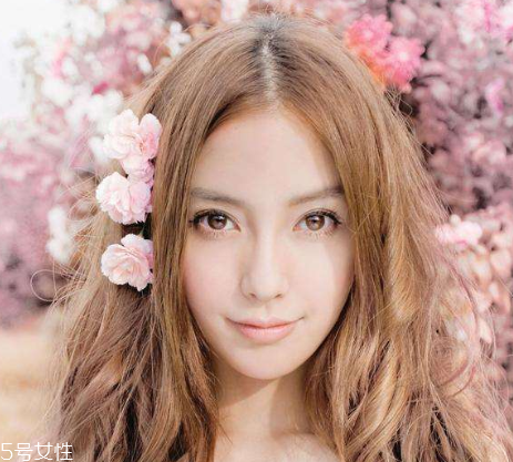 美瞳月拋和年拋有什么區(qū)別 月拋材質(zhì)相對較差