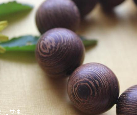 雞翅木手串有什么功效 對(duì)身體好處多