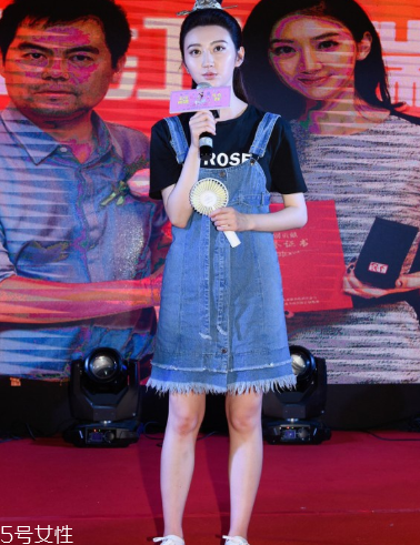 背帶裙怎么穿好看 屬于夏天的逆領穿搭