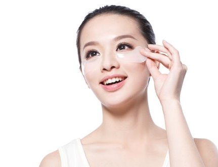 眼膜應(yīng)該什么時候用 敷眼膜見效的4個最佳時機(jī)
