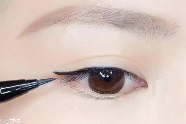 新手內(nèi)雙怎么畫(huà)眼線(xiàn) 這么畫(huà)令菇娘們神采飛揚(yáng)