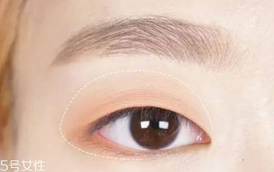 單眼皮眼妝的畫(huà)法步驟圖片 最流行的單眼皮眼妝畫(huà)法